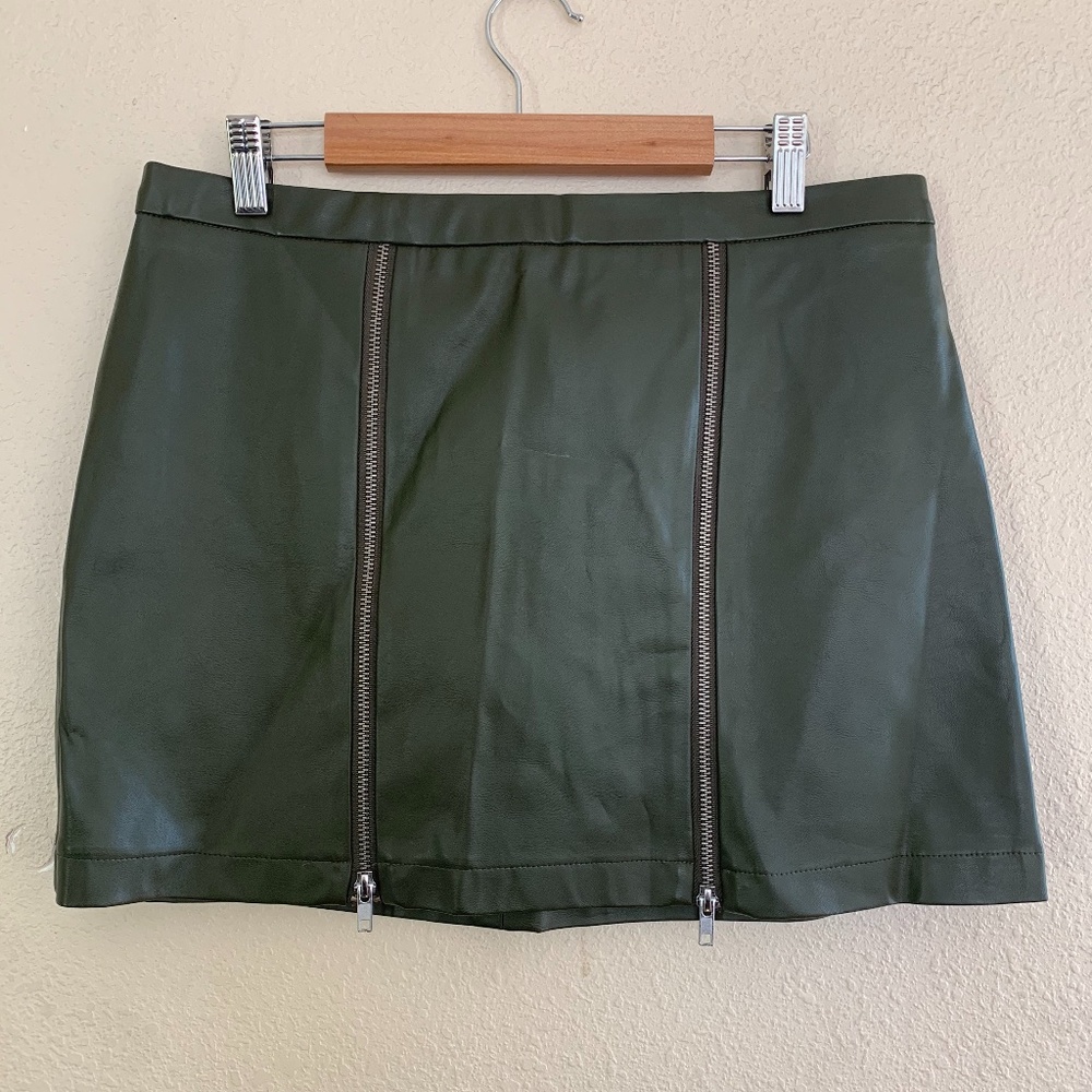 Forever 21 Faux Leather Zip Mini Skirt sz L